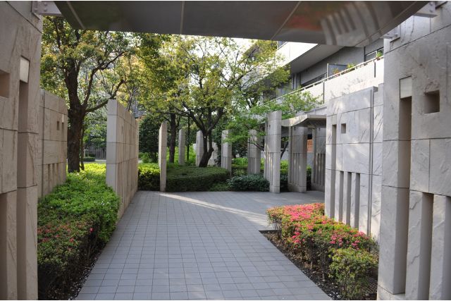 マンションと植栽